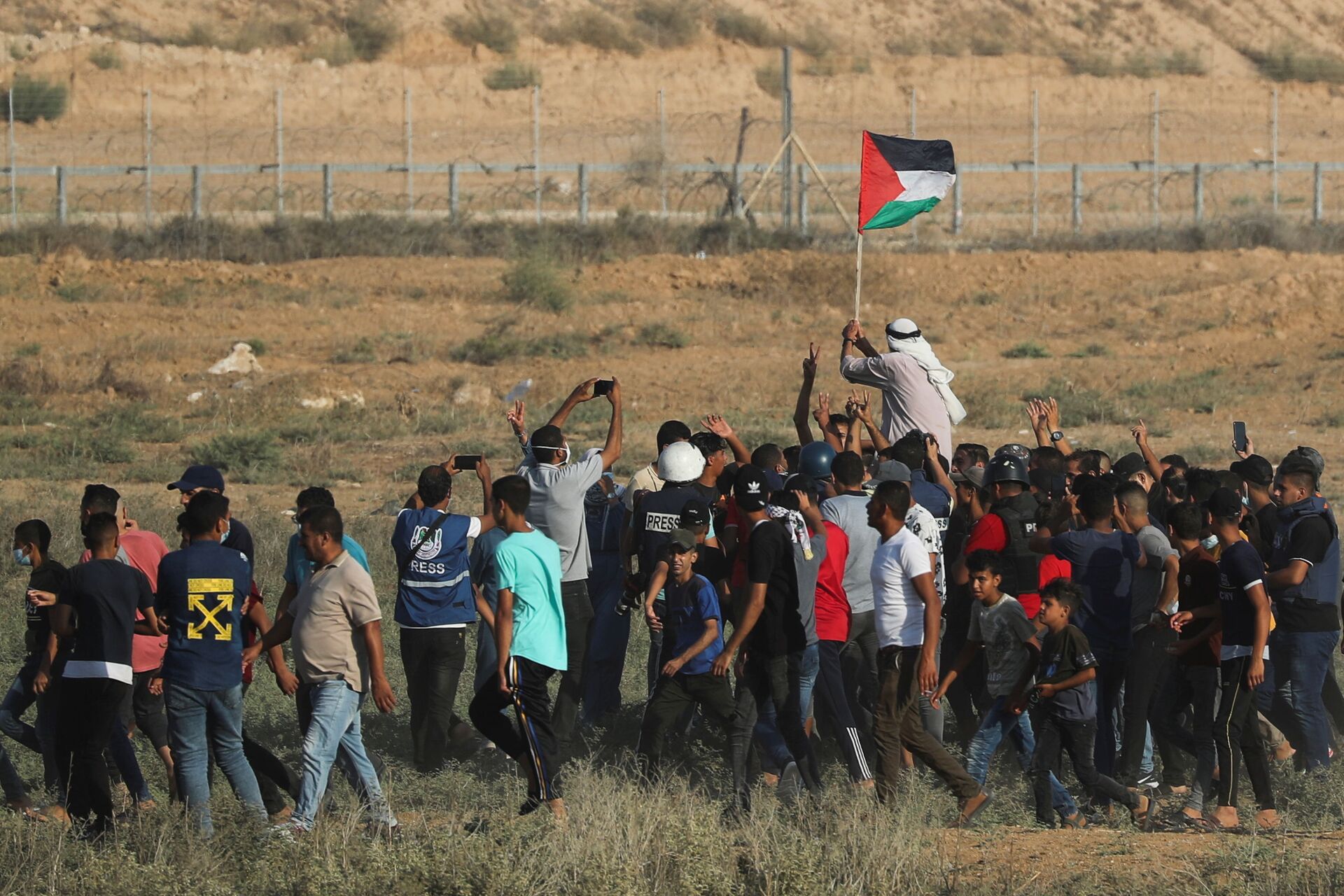Palestinian demonstrators gather at the Israel-Gaza border fence during a protest in the southern Gaza Strip August 25, 2021 - Sputnik International, 1920, 05.11.2021