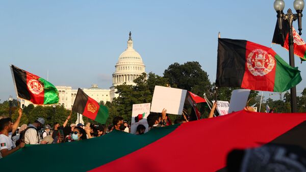 Protestors holding Afghanistan flags take part in a demonstration challenging the transparency of the evacuation process from Kabul Airport, near the U.S. Capitol, in Washington, U.S., August 28, 2021. REUTERS/Tom Brenner - Sputnik International