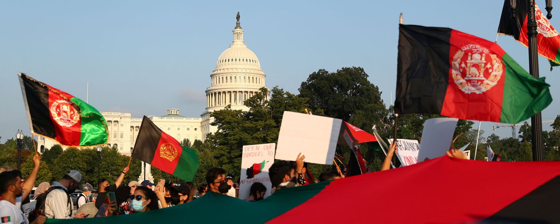 Protesters holding Afghanistan flags take part in a demonstration challenging the transparency of the evacuation process from Kabul Airport, near the U.S. Capitol, in Washington, U.S., August 28, 2021. REUTERS/Tom Brenner - Sputnik International, 1920, 31.08.2021