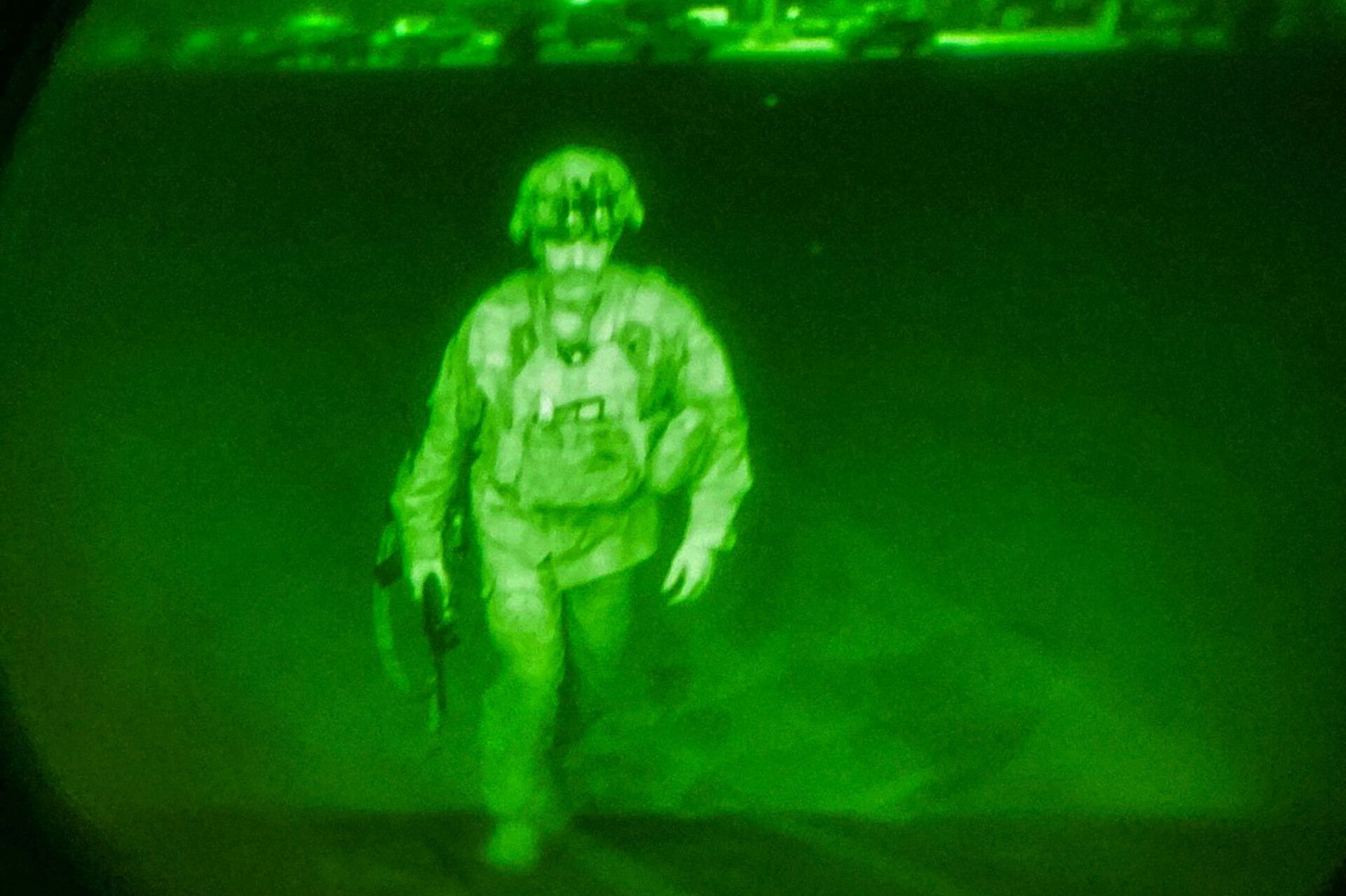 U.S. Army Major General Chris Donahue, commander of the 82nd Airborne Division, steps on board a C-17 transport plane as the last U.S. service member to leave Hamid Karzai International Airport in Kabul, Afghanistan August 30, 2021 in a photograph taken using night vision optics - Sputnik International, 1920, 07.09.2021