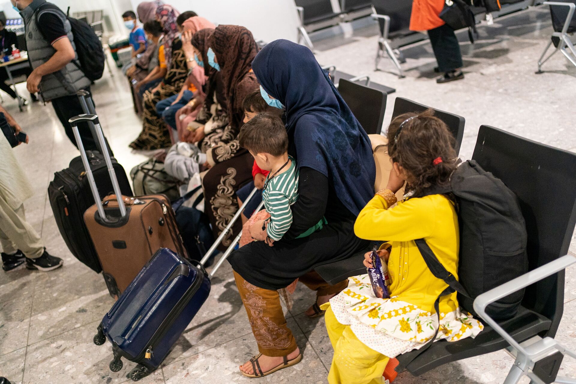 Refugees from Afghanistan wait to be processed after arriving on an evacuation flight at Heathrow Airport, in London, Britain August 26, 2021 - Sputnik International, 1920, 07.09.2021