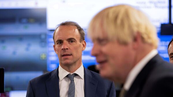 Britain's Prime Minister Boris Johnson and Foreign Secretary Raab visit FCDO Crisis Centre in London - Sputnik International