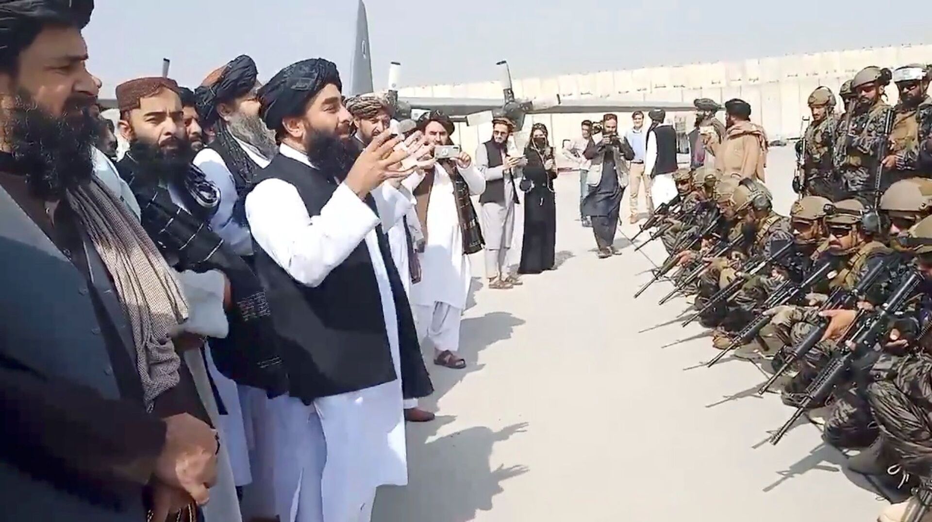 Taliban spokesman Zabihullah Mujahid speaks to Badri 313 military unit at Kabul's airport, Afghanistan August 31, 2021 in this still image obtained from a handout video.  Taliban/Handout via REUTERS   ATTENTION EDITORS - THIS IMAGE HAS BEEN SUPPLIED BY A THIRD PARTY. NO RESALES. NO ARCHIVES.  - Sputnik International, 1920, 07.09.2021