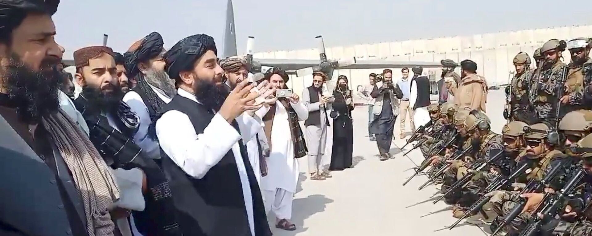 Taliban spokesman Zabihullah Mujahid speaks to Badri 313 military unit at Kabul's airport, Afghanistan August 31, 2021 in this still image obtained from a handout video.  Taliban/Handout via REUTERS   ATTENTION EDITORS - THIS IMAGE HAS BEEN SUPPLIED BY A THIRD PARTY. NO RESALES. NO ARCHIVES.  - Sputnik International, 1920