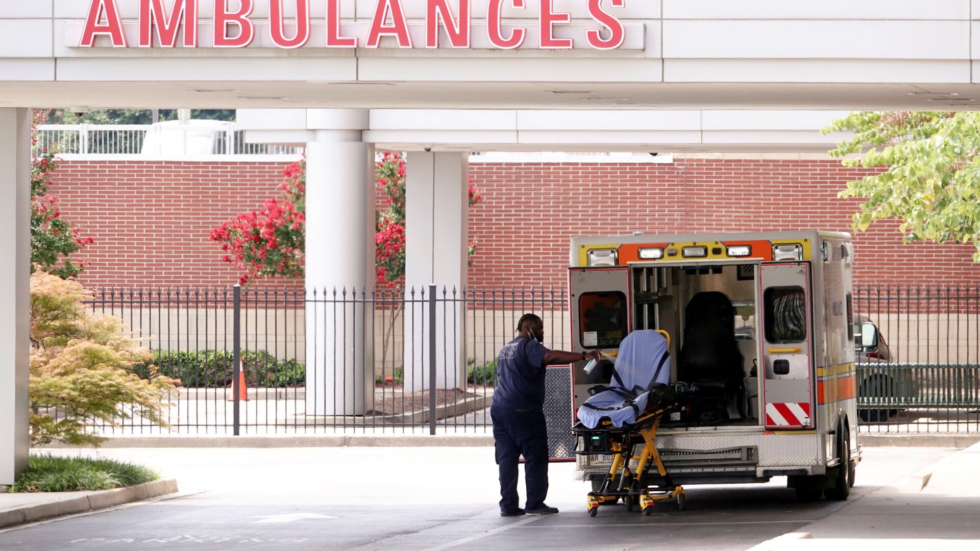 An ambulance driver disinfects a stretcher after unloading a patient at a Memphis children's hospital, after Memphis Fire Chief Gina Sweat said that emergency services were overwhelmed by numbers of coronavirus disease (COVID-19) patients and that wait times should be expected, in Memphis, Tennessee, U.S. August 13, 2021. - Sputnik International, 1920, 27.11.2021