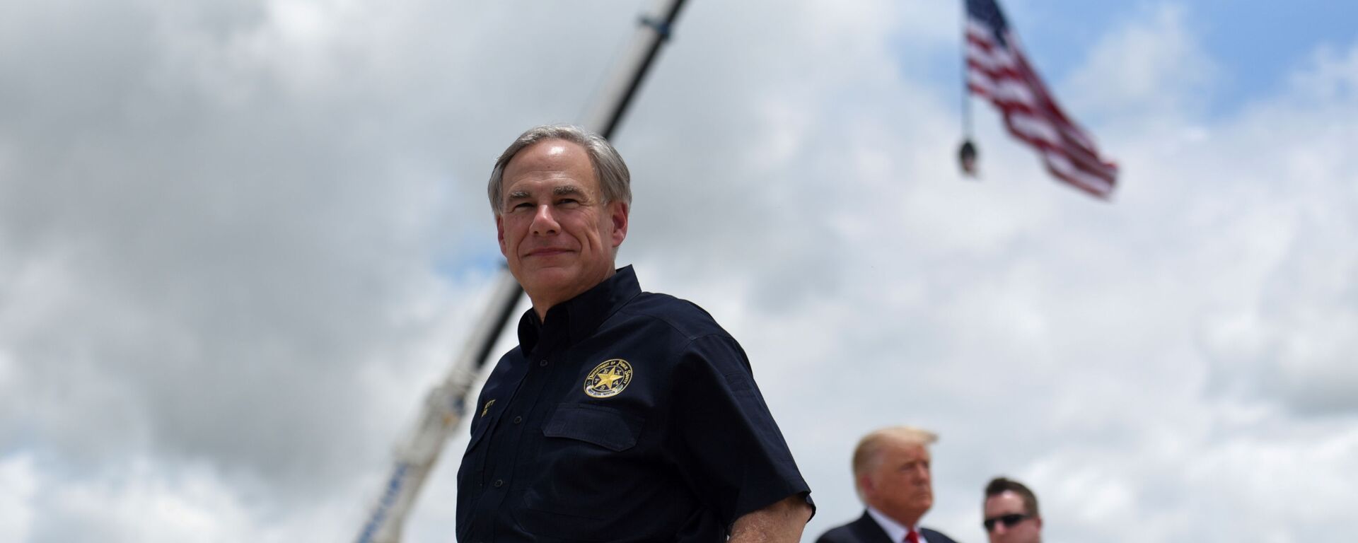 Texas Governor Greg Abbott exits the stage with former U.S. President Donald Trump after a visit to an unfinished section of the wall along the U.S.-Mexico border in Pharr, Texas, U.S. June 30, 2021. - Sputnik International, 1920, 31.08.2021