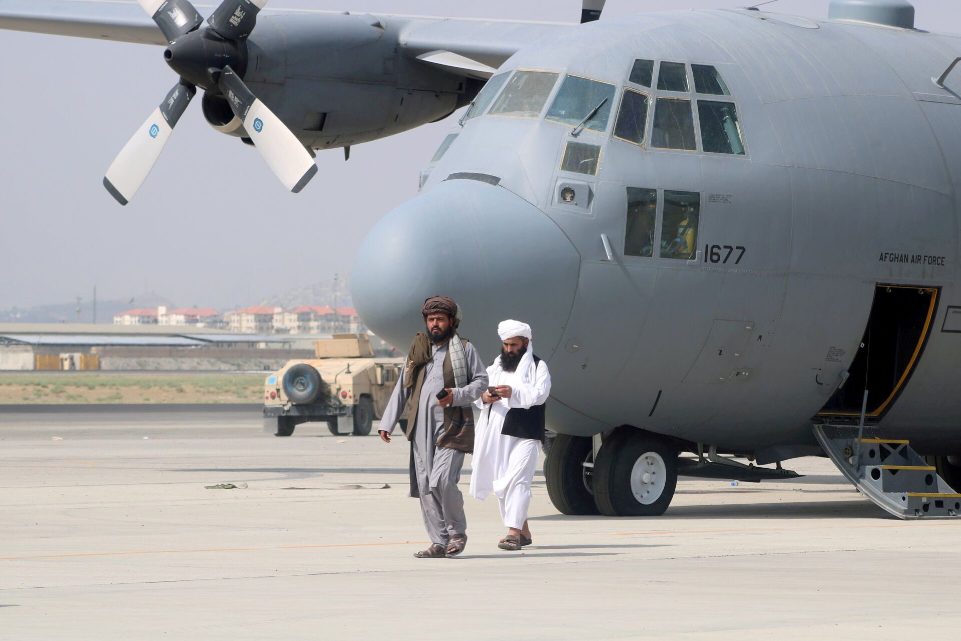 Taliban walk in front of a military airplane a day after the U.S. troops withdrawal from Hamid Karzai International Airport in Kabul, Afghanistan August 31, 2021. - Sputnik International, 1920, 07.09.2021