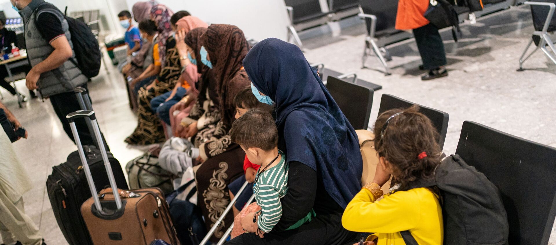 Refugees from Afghanistan wait to be processed after arriving on an evacuation flight at Heathrow Airport, in London, Britain August 26, 2021 - Sputnik International, 1920, 01.09.2021