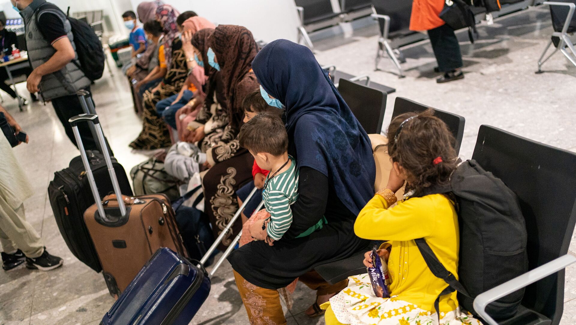 Refugees from Afghanistan wait to be processed after arriving on an evacuation flight at Heathrow Airport, in London, Britain August 26, 2021 - Sputnik International, 1920, 05.09.2021