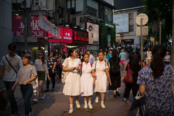 School students walk down a street in Hong Kong. - Sputnik International
