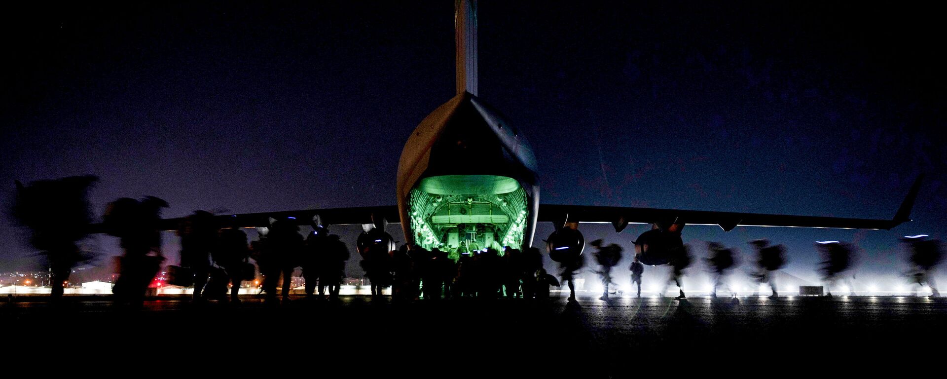 U.S. Soldiers, assigned to the 82nd Airborne Division, prepare to board a U.S. Air Force C-17 Globemaster III aircraft to leave Hamid Karzai International Airport in Kabul, Afghanistan August 30, 2021 - Sputnik International, 1920, 28.09.2021