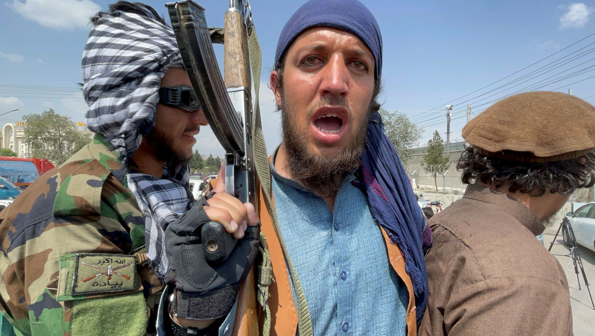 Taliban forces patrol near the entrance gate of Hamid Karzai International Airport, a day after U.S troops withdrawal, in Kabul - Sputnik International, 1920, 01.09.2021
