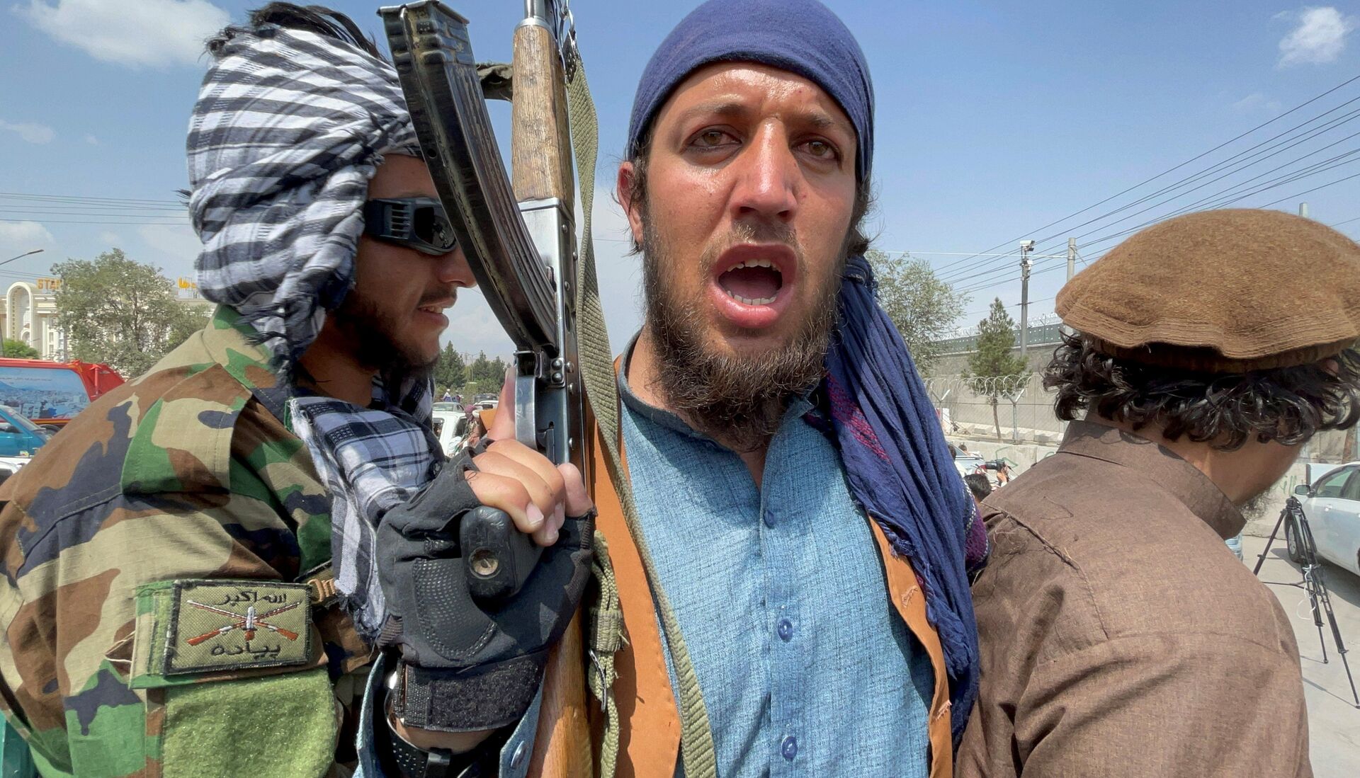 Taliban forces patrol near the entrance gate of Hamid Karzai International Airport, a day after U.S troops withdrawal, in Kabul - Sputnik International, 1920, 07.09.2021