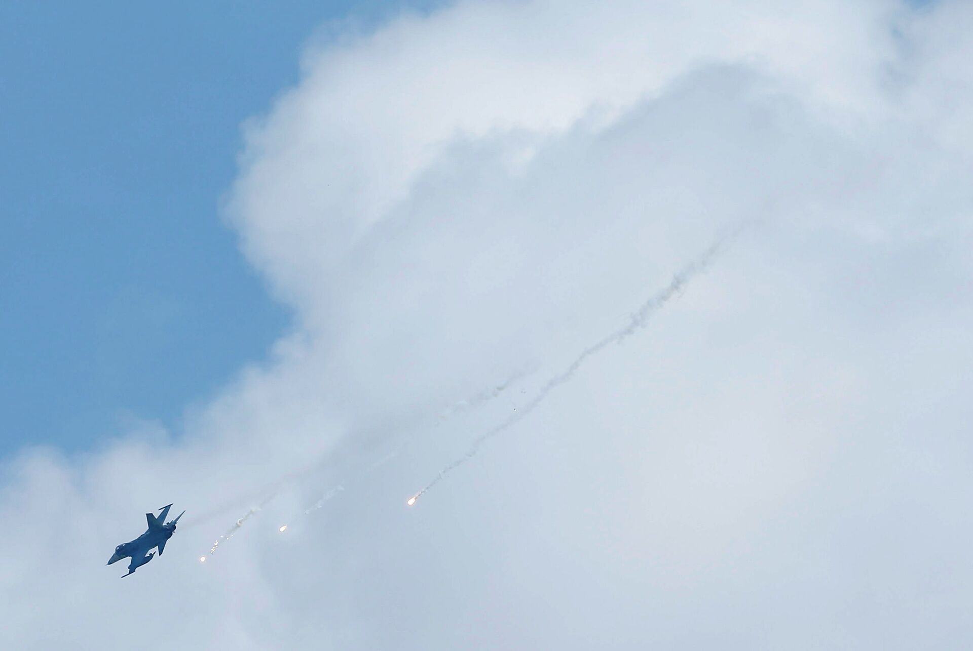 A Taiwan domestically-built Indigenous Defense Fighter (IDF) releases flares during annual Han Kuang military drill simulating the China's People's Liberation Army (PLA) invading the island, in Pingtung county, southern Taiwan August 25, 2016 - Sputnik International, 1920, 07.09.2021