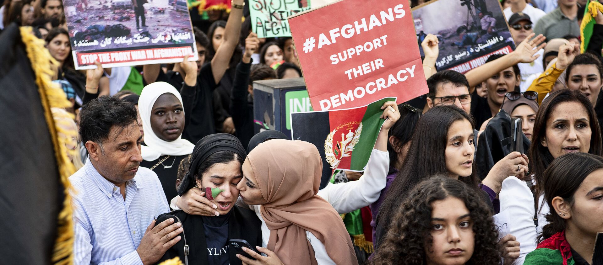 Protesters wave national Afghan flags and hold banners during a rally against Pakistan's involvement in  Afghanistan following the take over of the country by the Taliban in front of the Pakistani Embassy in Copenhagen, Denmark, on August 22, 2021 - Sputnik International, 1920, 01.09.2021