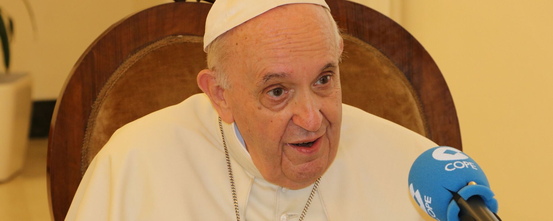 Pope Francis speaks during an interview with Spanish radio station COPE at the Vatican City in this picture released September 1, 2021. Carlos Herrera en COPE/Handout via REUTERS  - Sputnik International, 1920, 06.10.2021