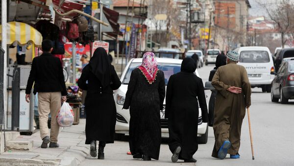 Syrian people walk in Ondergazi neighbourhood in the Turkish capital Ankara on April 11, 2017. - Sputnik International