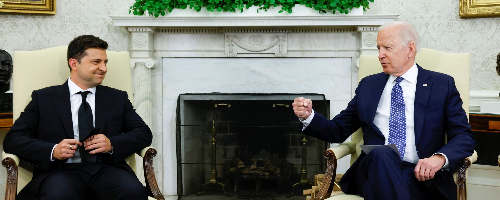 U.S. President Joe Biden gestures as he meets with Ukraine's President Volodymyr Zelenskiy in the Oval Office at the White House in Washington, U.S., September 1, 2021. - Sputnik International, 1920, 01.09.2021