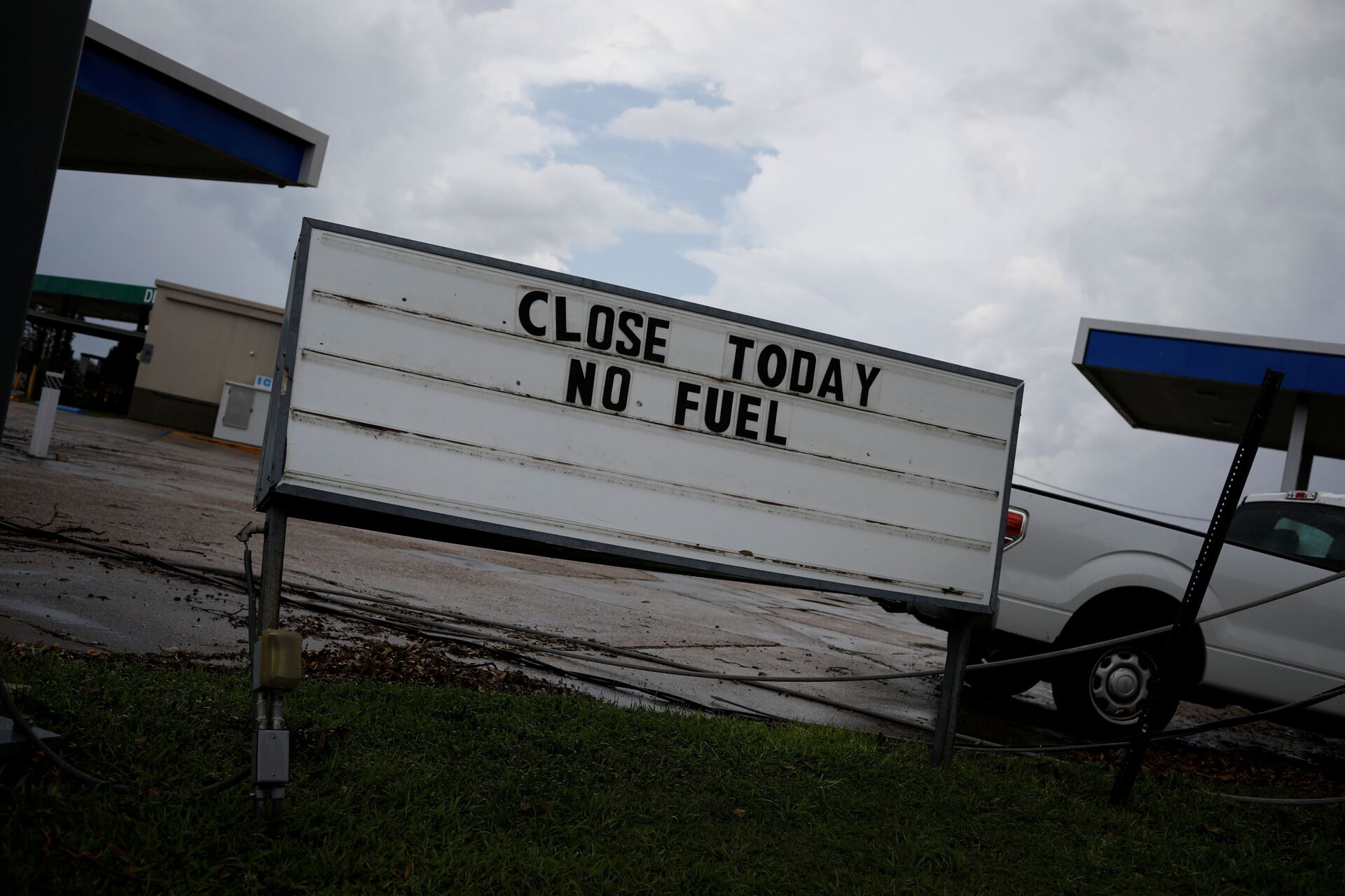 A sign that reads Close Today. No Fuel is seen at a gas station after Hurricane Ida made landfall in Louisiana, in Houma, Louisiana, U.S. September 1, 2021. - Sputnik International, 1920, 18.10.2021