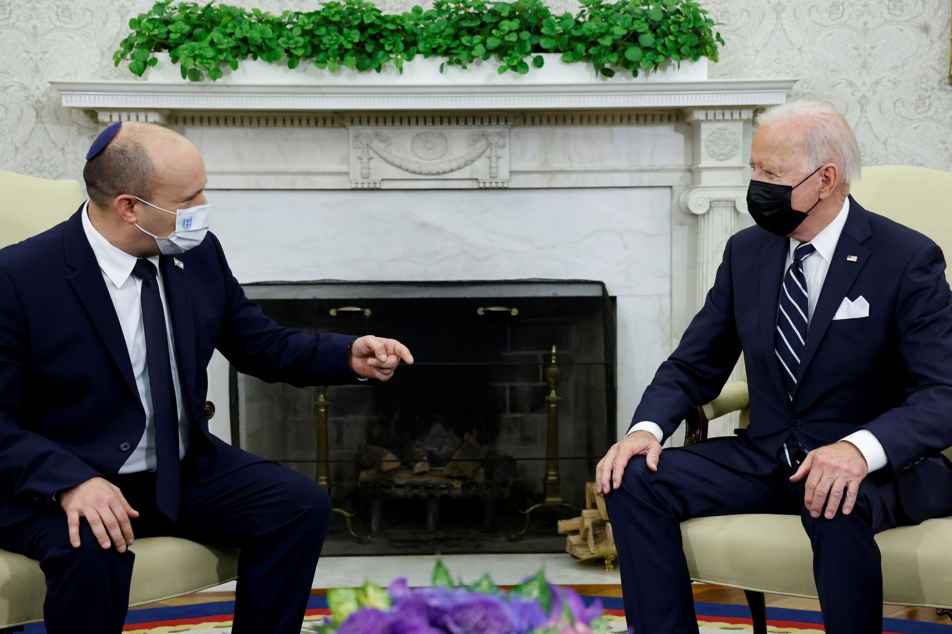 U.S. President Joe Biden and Israel's Prime Minister Naftali Bennett chat during a meeting in the Oval Office at the White House in Washington, U.S. August 27, 2021. - Sputnik International, 1920, 21.01.2022