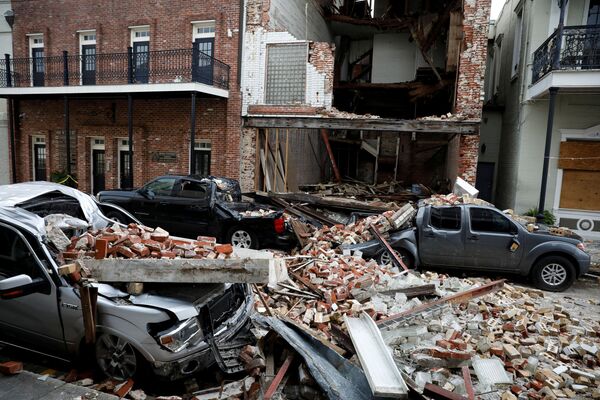 Destroyed cars are seen under debris from a collapsed facade after Hurricane Ida made landfall in Thibodaux, Louisiana, US, 1 September 2021. - Sputnik International