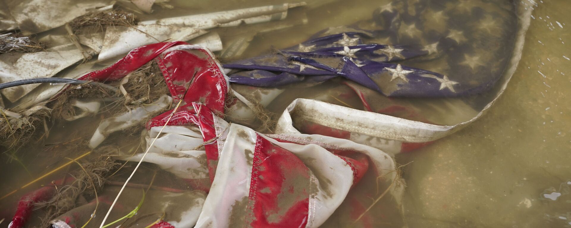 In the aftermath of Hurricane Ida, an American flag floats in a puddle of flood water Wednesday, Sept. 1, 2021, in Myrtle Grove, La.  - Sputnik International, 1920, 13.10.2021