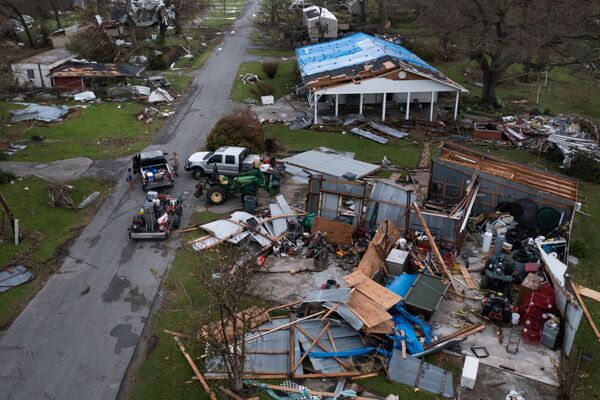 A couple collect belongings from their damaged property in the aftermath of Hurricane Ida in Golden Meadow, Louisiana, US, 1 September 2021. Picture was taken with a drone.   - Sputnik International