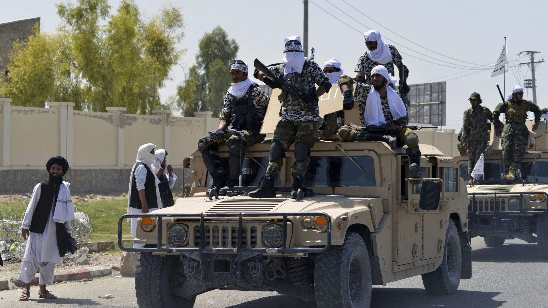 Taliban fighters atop Humvee vehicles parade along a road to celebrate after the US pulled all its troops out of Afghanistan, in Kandahar on 1 September 2021 following the Taliban’s military takeover of the country - Sputnik International, 1920, 06.09.2021