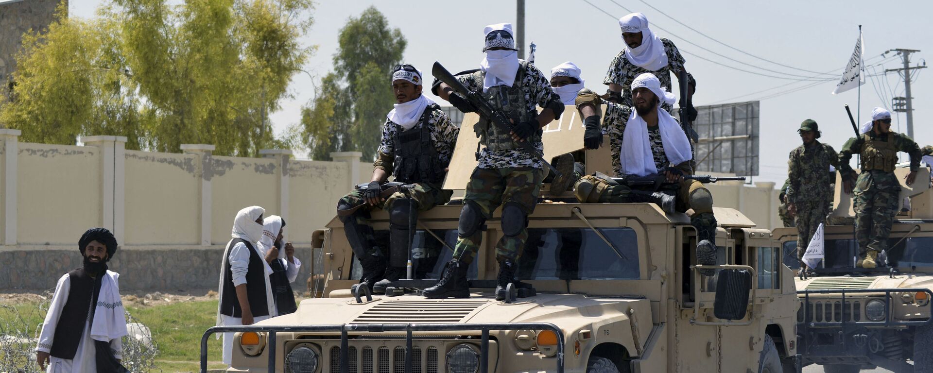 Taliban fighters atop Humvee vehicles parade along a road to celebrate after the US pulled all its troops out of Afghanistan, in Kandahar on September 1, 2021 following the Taliban’s military takeover of the country - Sputnik International, 1920, 02.09.2021