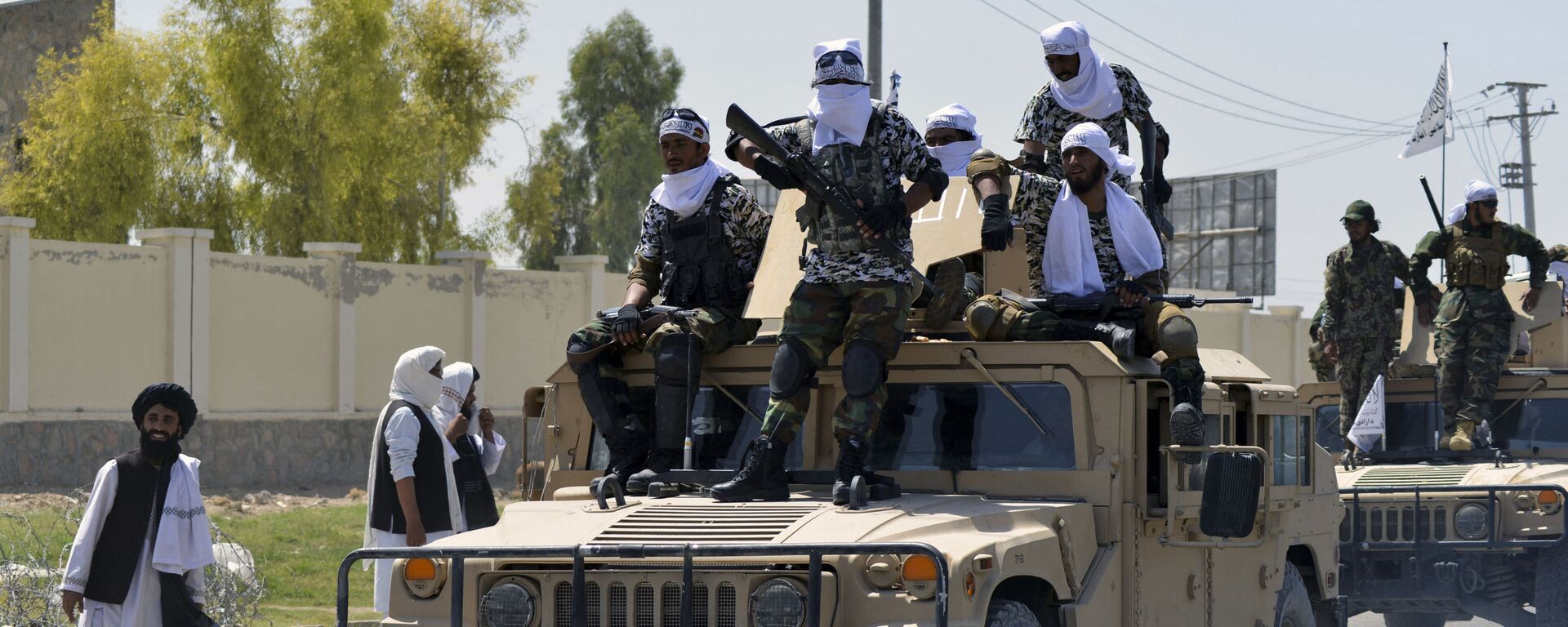 Taliban fighters atop Humvee vehicles parade along a road to celebrate after the US pulled all its troops out of Afghanistan, in Kandahar on September 1, 2021 following the Taliban’s military takeover of the country - Sputnik International, 1920, 07.09.2021