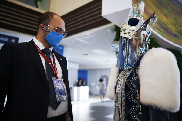 A visitor at an exhibition during the Eastern Economic Forum (EEF) in Vladivostok. - Sputnik International