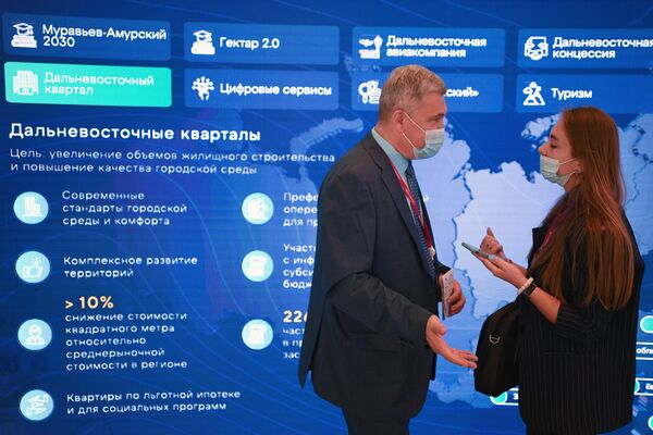 Visitors at the Welcome to the Far East industry exhibition at the Eastern Economic Forum (EEF) in Vladivostok. - Sputnik International