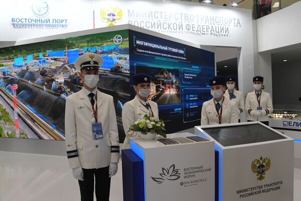 Visitors at the pavilion of the Ministry of Transport of the Russian Federation at an exhibition during the Eastern Economic Forum (EEF) in Vladivostok. - Sputnik International