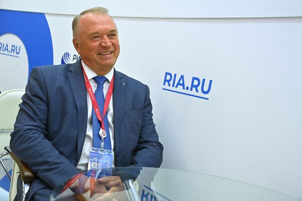 Sergei Katyrin, president of the Chamber of Commerce and Industry of the Russian Federation, gives an interview at the booth of the Rossiya Segodnya International News Agency at the 6th Eastern Economic Forum in Vladivostok - Sputnik International