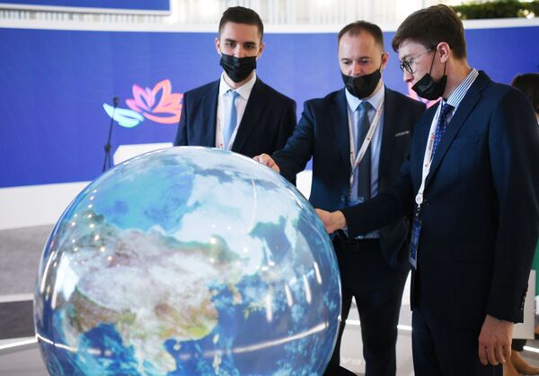 Participants at the Eastern Economic Forum in Vladivostok. - Sputnik International