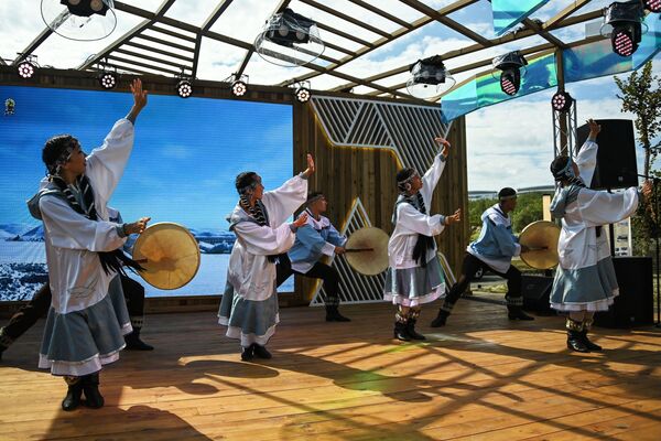 A dance group performs at the Chukotka pavilion at the” Far East Street” exhibition at the EEF in Vladivostok. - Sputnik International