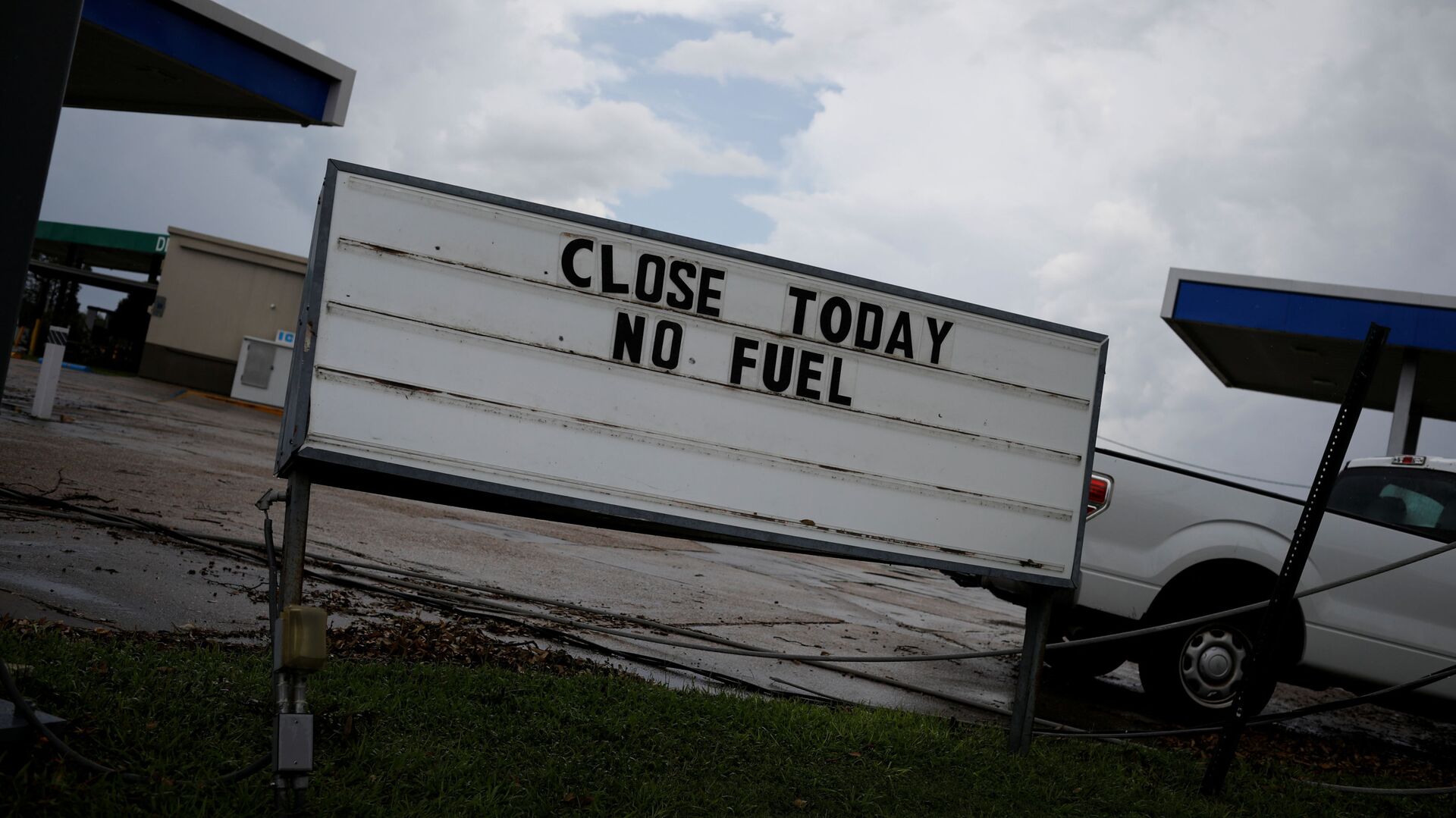 A sign that reads Close Today. No Fuel is seen at a gas station after Hurricane Ida made landfall in Louisiana, in Houma, Louisiana, U.S. September 1, 2021. REUTERS/Marco Bello - Sputnik International, 1920, 02.09.2021