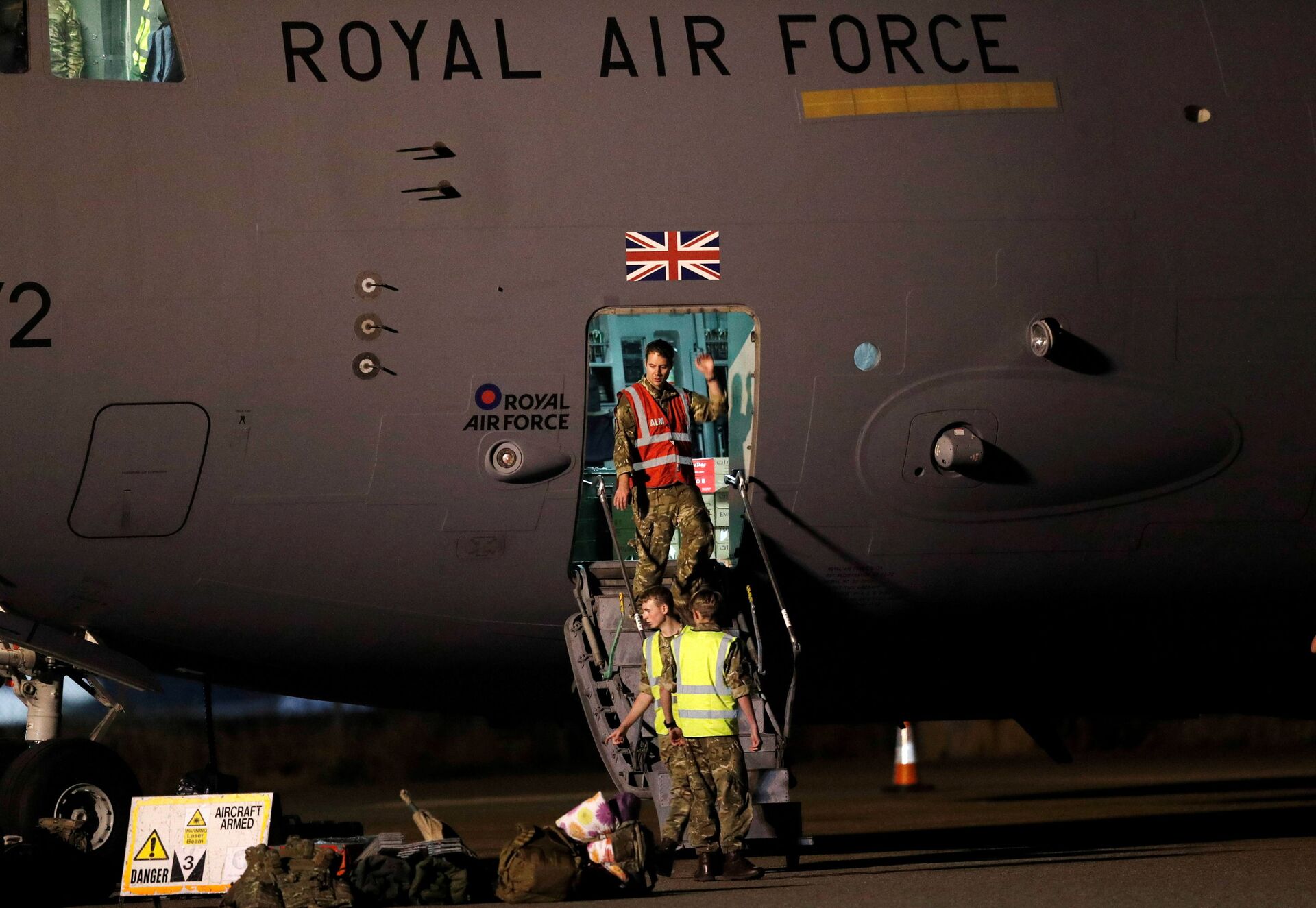 Members of the British armed forces disembark a C-17 aircraft after landing at Brize Norton, near Oxford, Britain, August 29, 2021. - Sputnik International, 1920, 07.09.2021