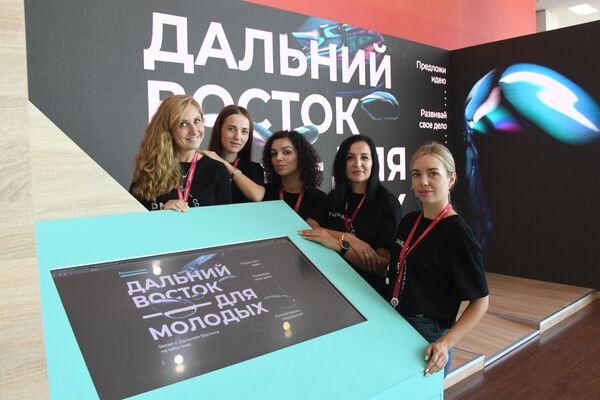 Women at the Eastern Economic Forum in Vladivostok. - Sputnik International