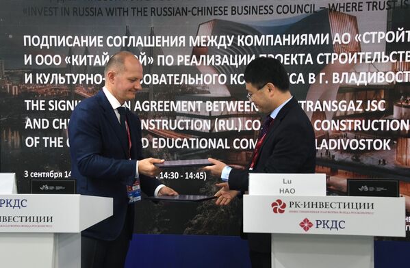 General Director, JSC Stroytransgaz Vladimir Lavlentsev (left) and General Director, ChinaStroy LLC Lu Hao at the ceremony of signing an agreement at the Eastern Economic Forum in Vladivostok to implement a project to build a Museum and Cultural and Educational Complex in Vladivostok. - Sputnik International