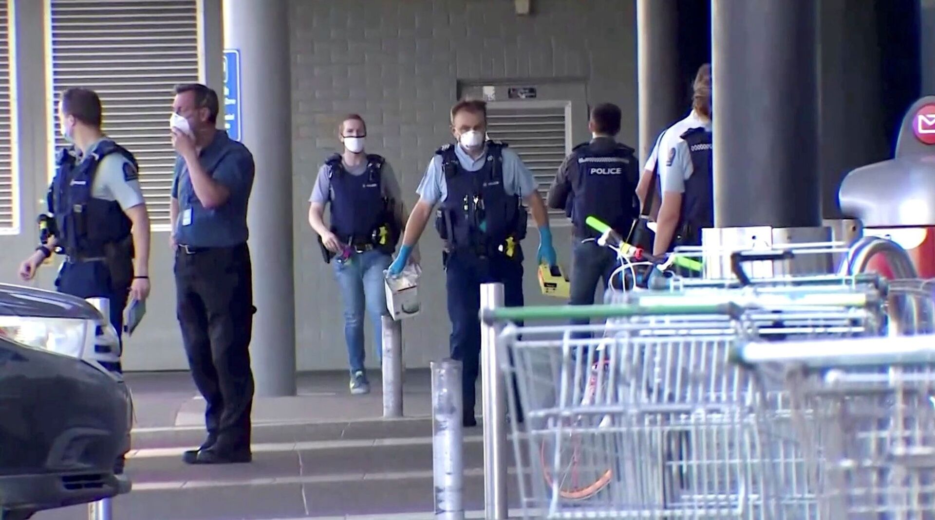 A screen grab shows police officers working outside a shopping mall following a knife attack in Auckland, New Zealand September 3, 202 - Sputnik International, 1920, 07.09.2021