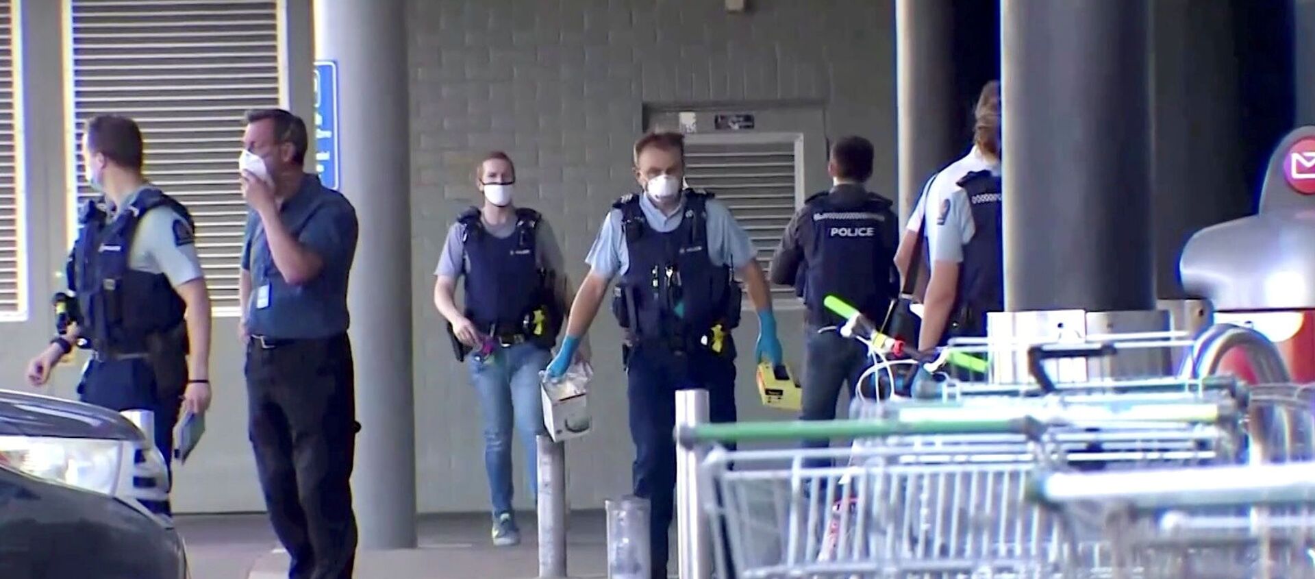 A screen grab shows police officers working outside a shopping mall following a knife attack in Auckland, New Zealand September 3, 202 - Sputnik International, 1920, 03.09.2021