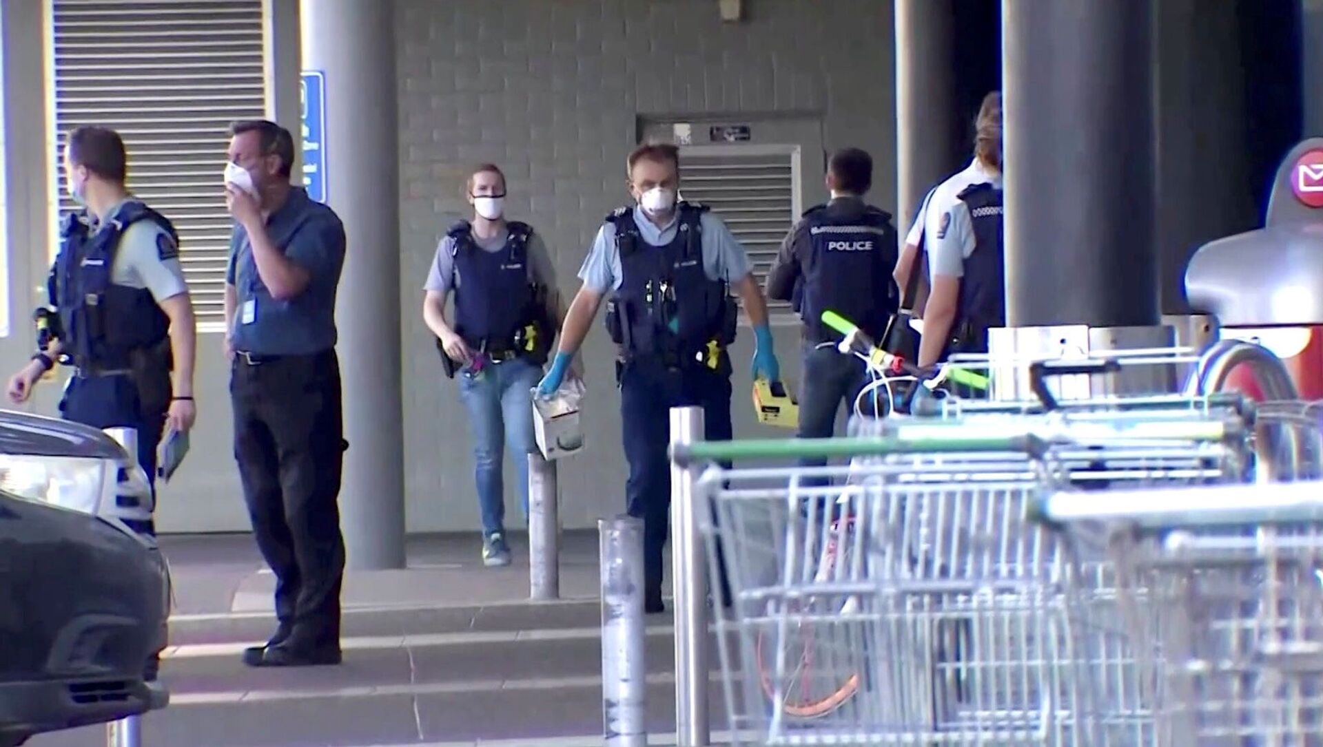 A screen grab shows police officers working outside a shopping mall following a knife attack in Auckland, New Zealand September 3, 202 - Sputnik International, 1920, 03.09.2021