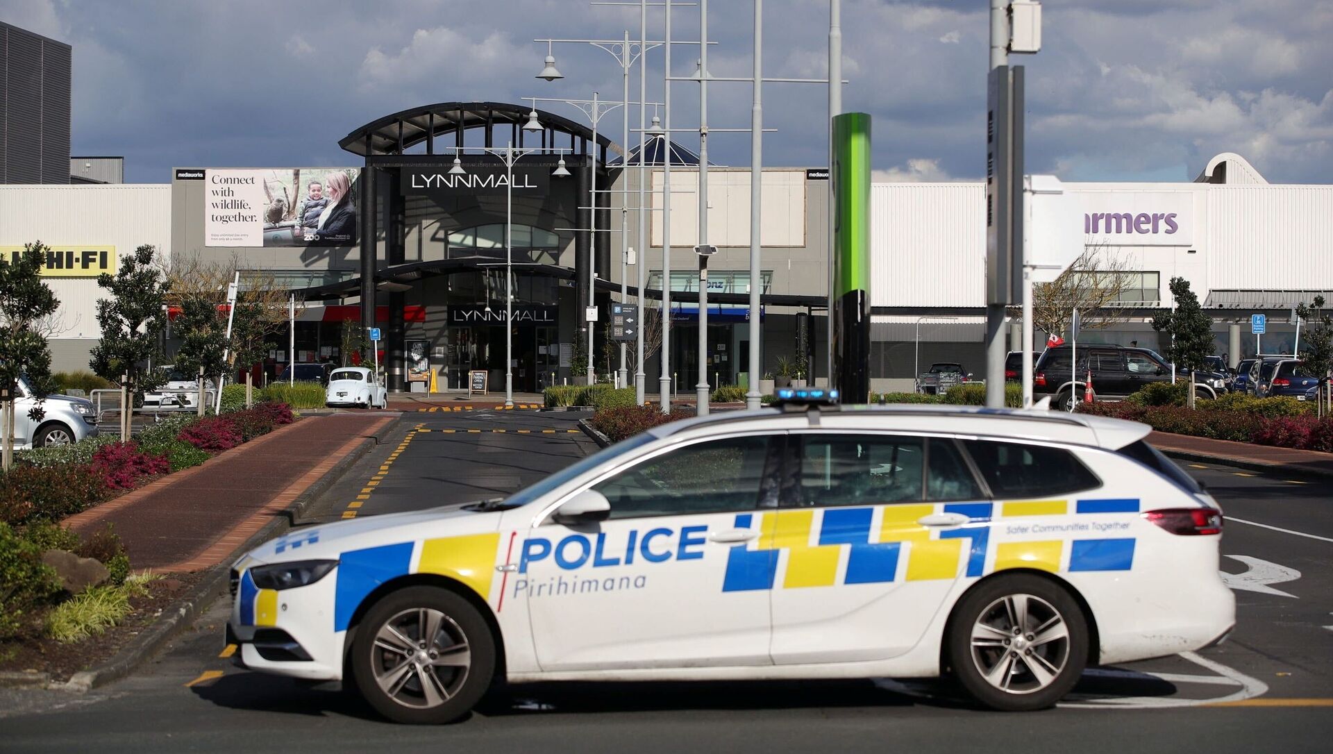 Police respond to the scene of an attack carried out by a man shot dead by police after he injured multiple people at a shopping mall in Auckland, New Zealand, September 3, 2021 - Sputnik International, 1920, 05.09.2021