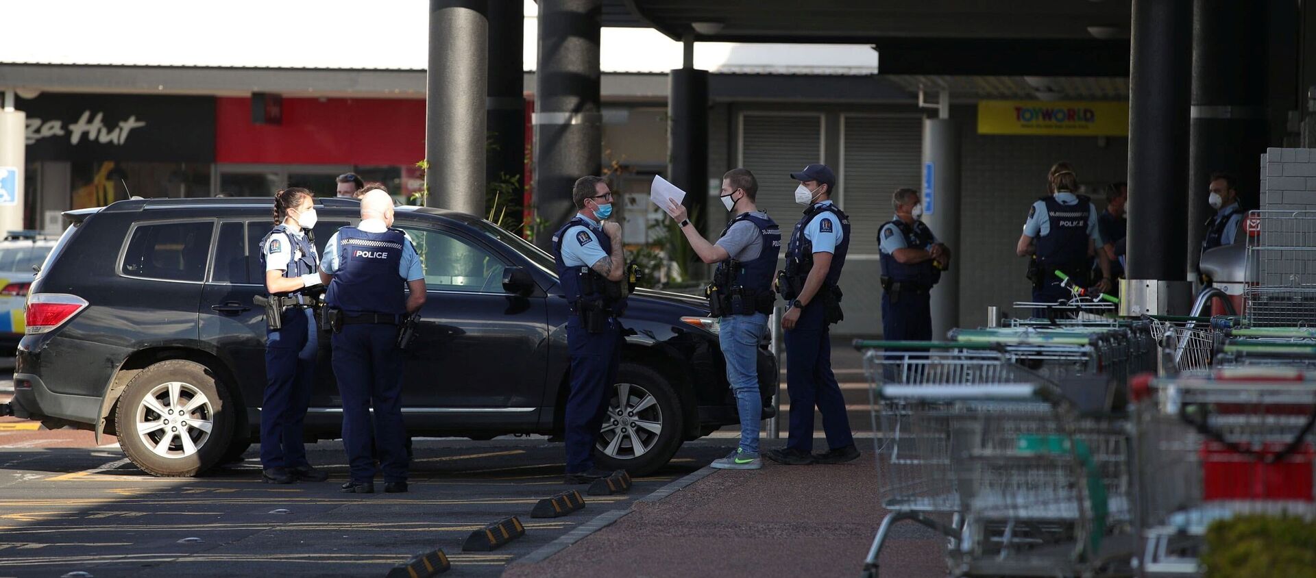 Police respond to the scene of an attack carried out by a man shot dead by police after he injured multiple people at a shopping mall in Auckland, New Zealand, 3 September 2021. - Sputnik International, 1920, 03.09.2021