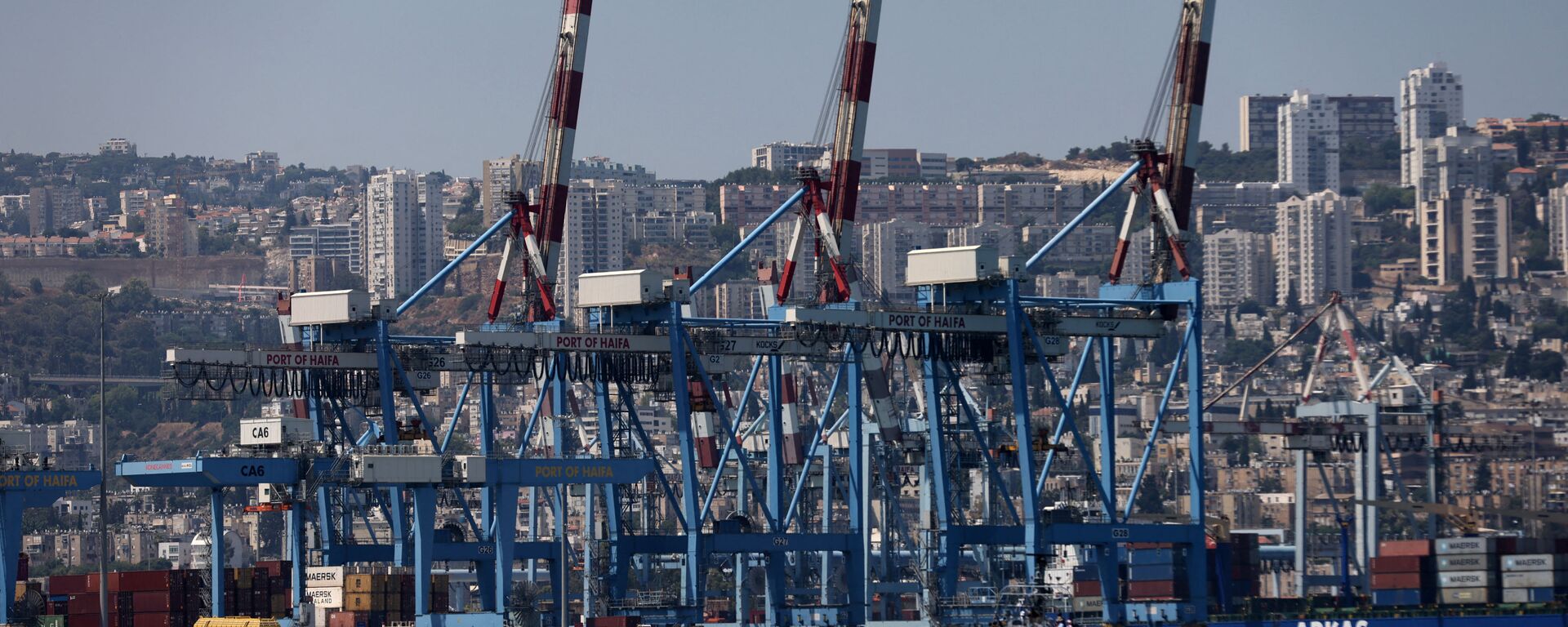 An Israeli military boat makes its way past cranes along the docks of the port of the northern city of Haifa, on June 24, 2021 - Sputnik International, 1920, 06.10.2021