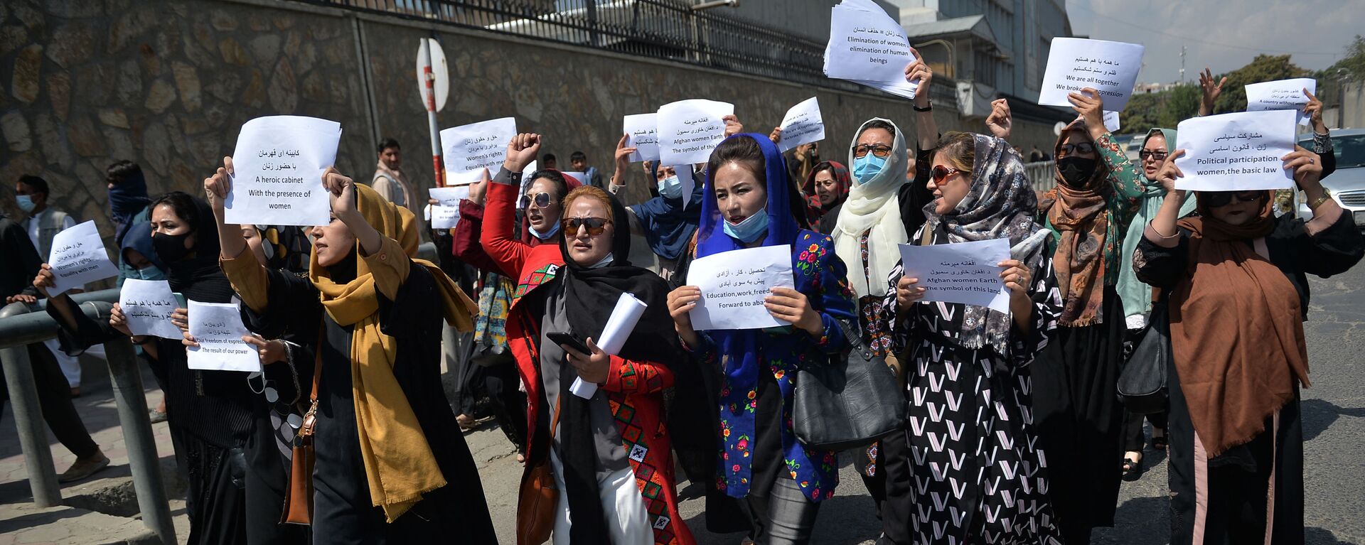Afghan women take part in a protest march for their rights under the Taliban rule in the downtown area of Kabul on September 3, 2021.  - Sputnik International, 1920, 20.08.2022