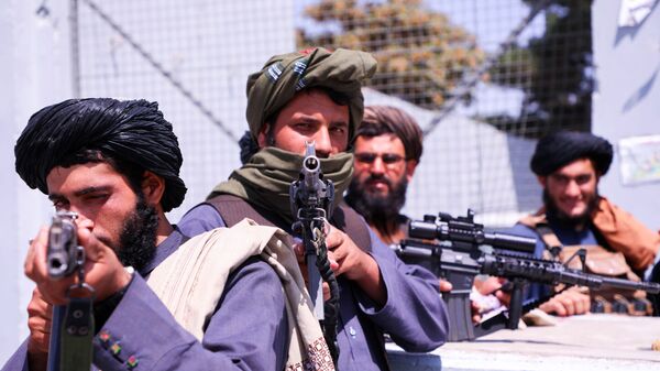 Taliban forces stand guard in front of Hamid Karzai International Airport in Kabul, Afghanistan - Sputnik International