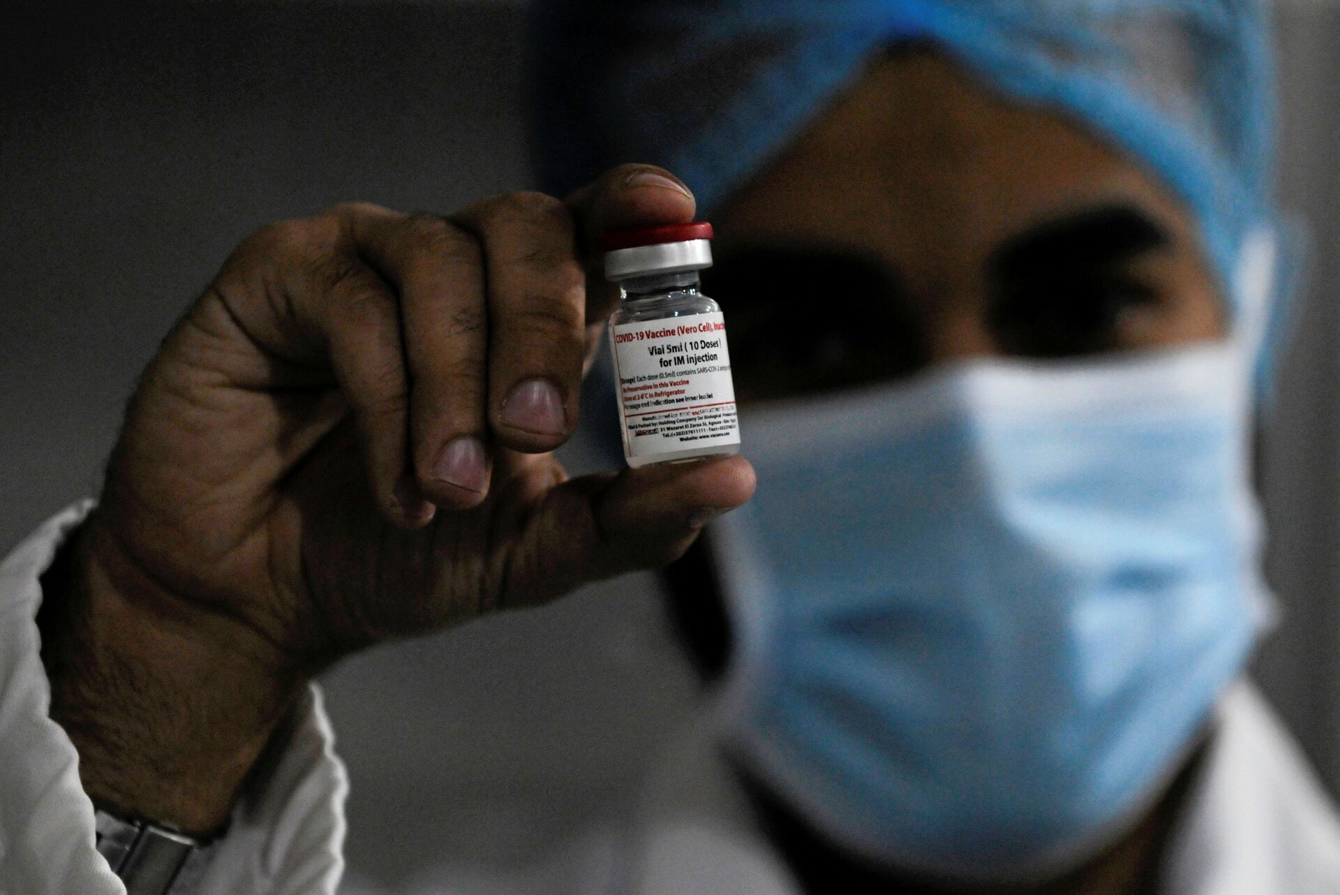 A worker holds a vial of China's Sinovac COVID-19 vaccine produced by VACSERA Co. in Cairo, Egypt July 8, 2021. Picture taken July 8, 2021. - Sputnik International, 1920, 22.09.2021