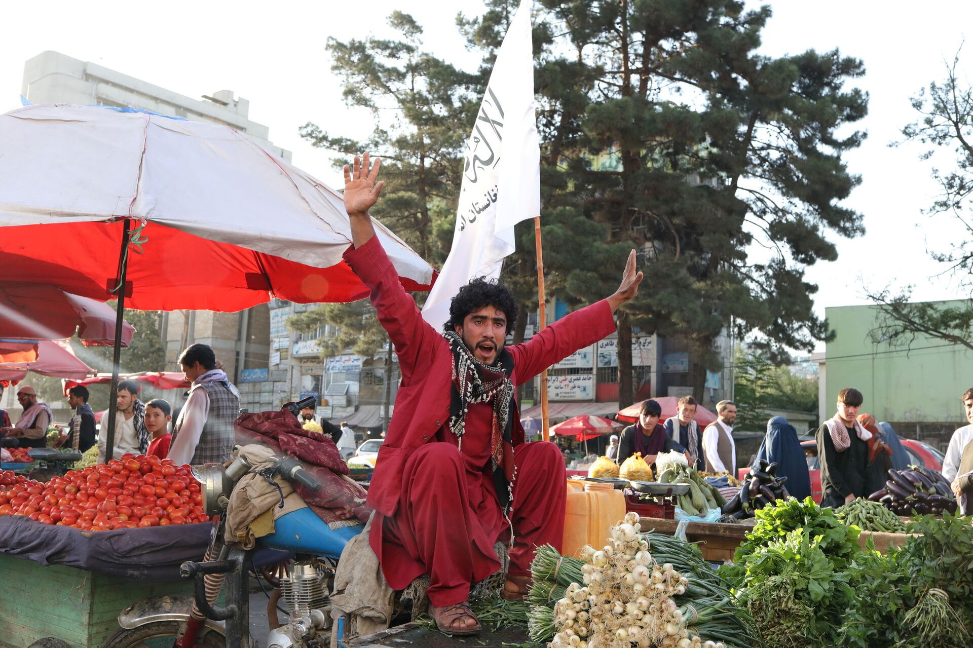 An Afghan street vendor and supporter of the Islamic Emirate of Afghanistan chants in support of the Taliban in Kabul, Afghanistan September 1, 2021.  - Sputnik International, 1920, 07.09.2021